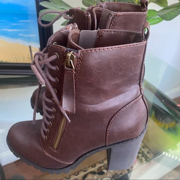 Closed Round Toe Lace-Up Block Heel Combat Boots - Picture 6 of 15